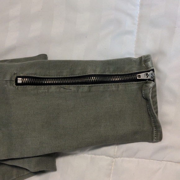 Olive Green Bullhead Skinny Jeans with ankle zipper.  Size 3 ankle - Picture 4 of 16